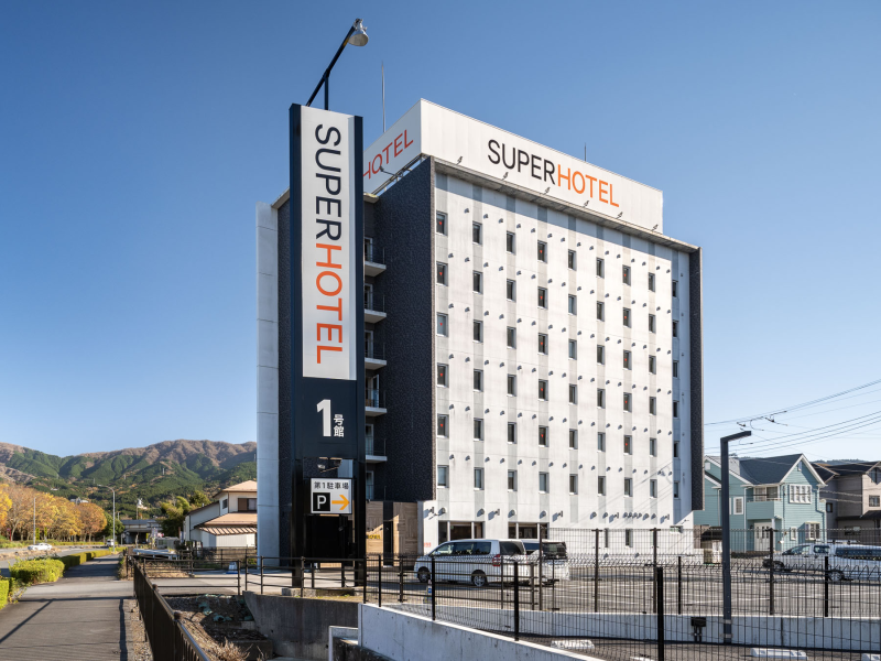 スーパーホテル御殿場１号館の御殿場ICから車で約2分の好立地、駐車場も完備